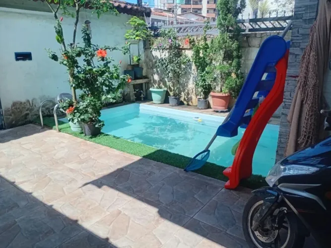 CASA COM PISCINA, COM EDICULA 250M DA PRAIA.