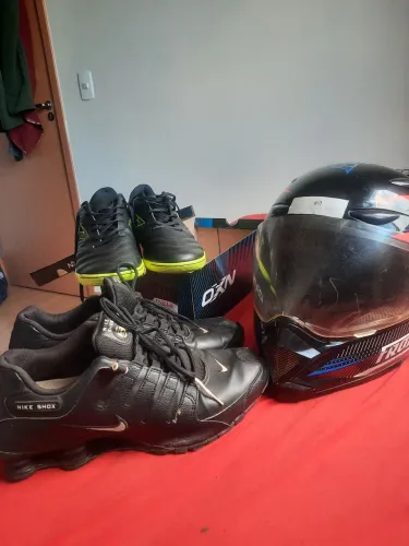 Kit, três itens, Chuteira da oxn zerada 43, Nike shox NZ 43, e capacete da frontier
