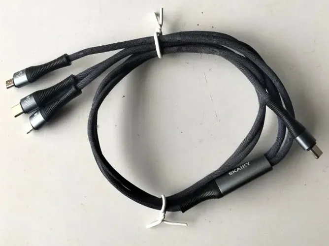 Cabo Multi-Carregador 3 em 1 (Type-C / Lightning / Micro-USB) - Marca Skaiky - Usado.