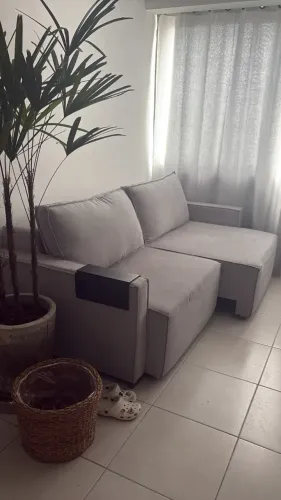 Sofá de 4 lugares retrátil poliester cinza