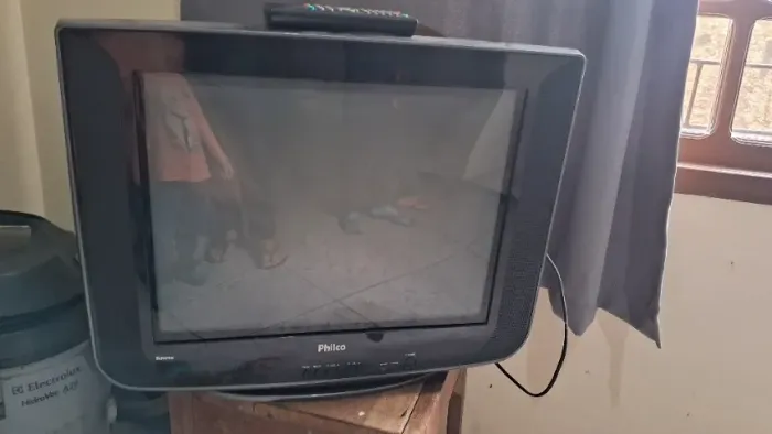 Vendo TV modelo antigo em bom estado.