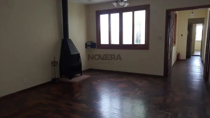 Apartamento espaçoso com 2 dormitórios desocupado e pronto para morar em Pelota