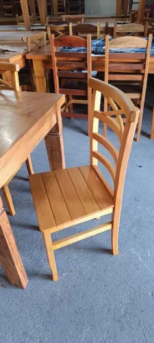 Mesa com 6 cadeiras de madeira 1.60x80 $ 2.799,00 no pix frete grátis até 80 km