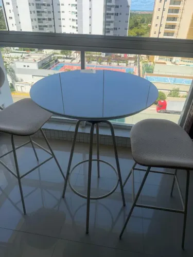 Mesa redonda com dois bancos 