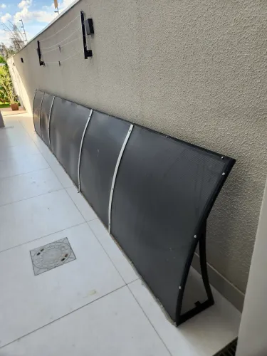 Vendo toldo de policarbonato seminovo com menos de um ano de uso na medida de 6,00 x 1,00