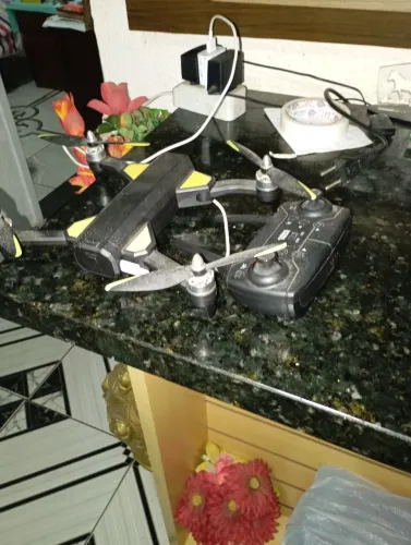 Vendo um drone valor 500 porque presiça manutenções poriso tô vendendo por esse valor