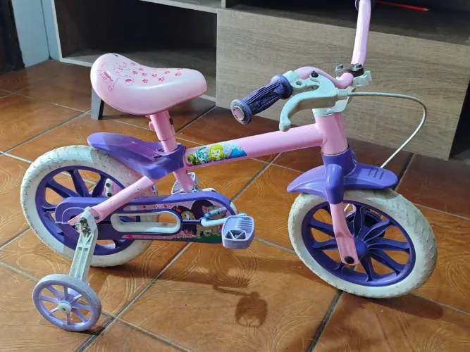 Bicicleta infantil com rodinhas