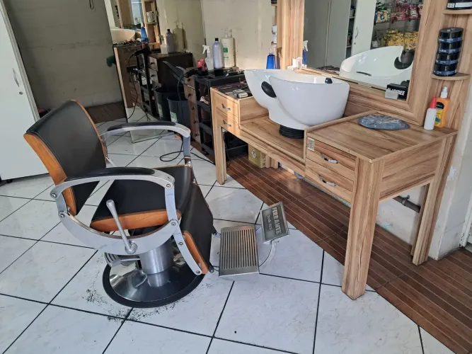 Barbearia é comércio.