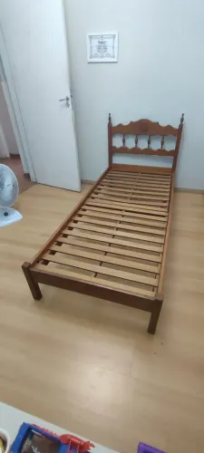 Cama de Madeira Antiga