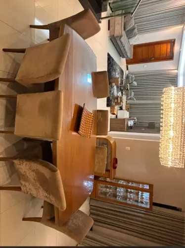 Vendo bela mesa de jantar de 8 lugares