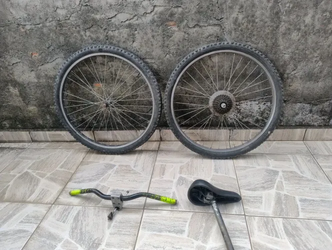 Roda de bicicleta aro 26 com pneu catraca camara de ar e cela guidão com mezinha
