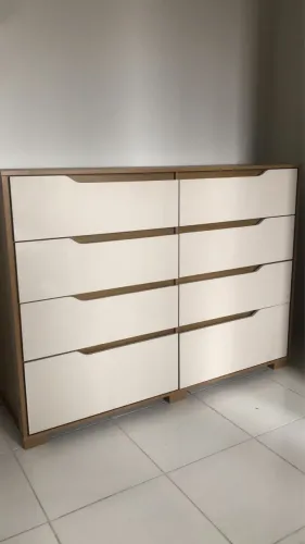 CÔMODA COR CREME DETALHES COR AMADEIRADA