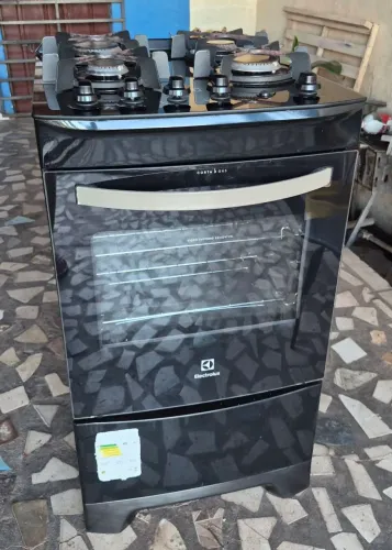 Fogão 4 bocas Electrolux mesa de vidro, semi novo. ENTREGO
