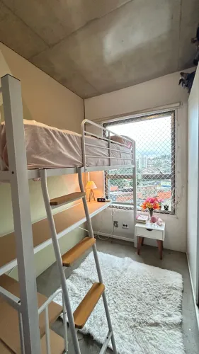 Cama com escrivaninha 