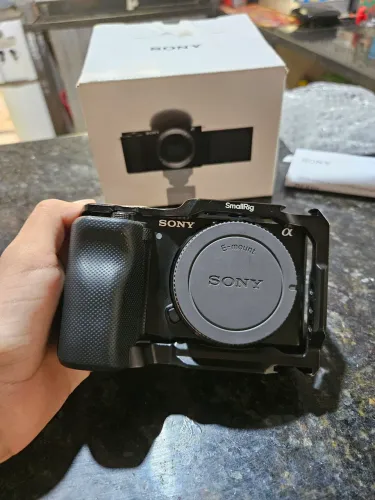 Sony ZV-E10 + cage smallrig