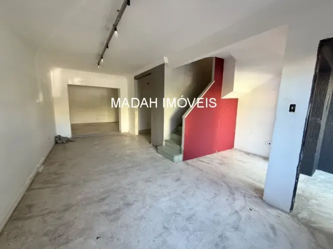 Casa para locação na Vila Madalena, São Paulo-SP: 5 salas, 2 banheiros, 2 vagas de garagem