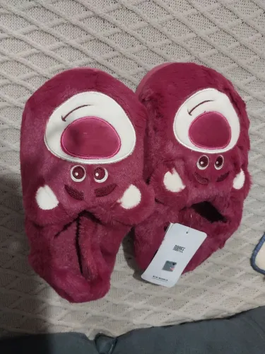 Vendo essa pantufa original toy story, original produto importado o número é 39 e 40...