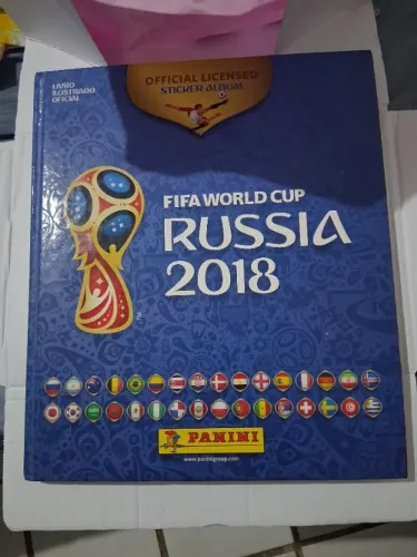 Álbum da copa de 2018 COMPLETO  capa dura com todas as figurinhas inclusive as douradas!!!