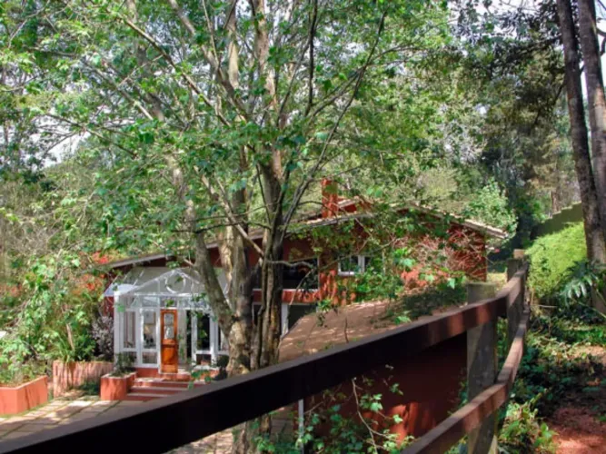 Linda Casa em Condomínio Fechado, próximo ao Centro de Embu das Artes-SP.
