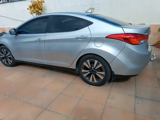 Hyundai Elantra GLS 1.8 16V Aut. 2012