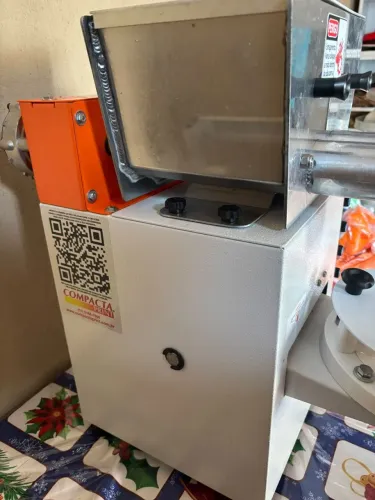 Máquina de fazer salgados compacta print