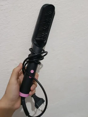 ESCOVA ALISADORA SEMI NOVA, COM TRÊS USOS. 