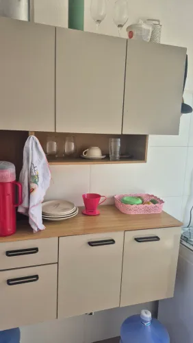 Kit cozinha: geladeira, fogão com gás cheio e armário e panela de pressão, (apenas venda)