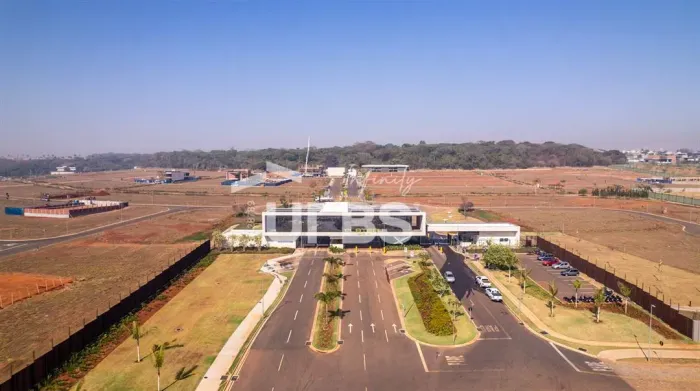 Vendo lote no Plateau Dor, 650,47 m², plano na segunda etapa