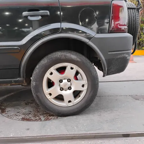Roda da Ecosport original com pneu 