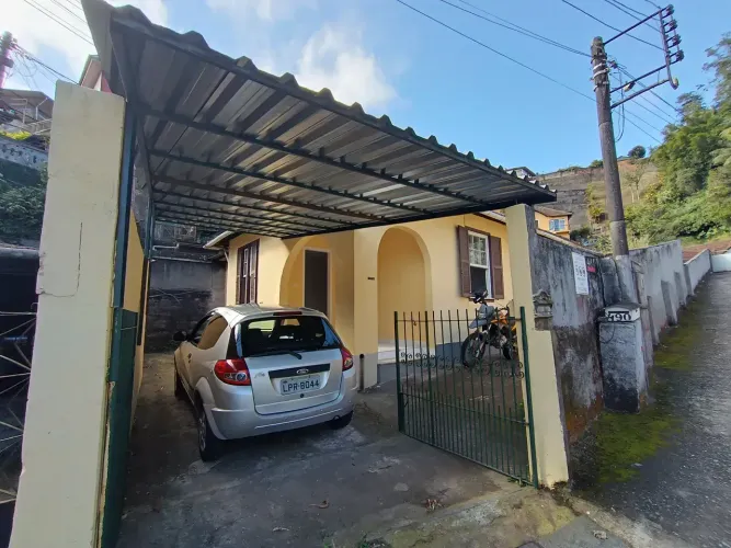 VENDO CASA EXCELENTE LOCALIZAÇÃO COM AMPLO TERRENO.