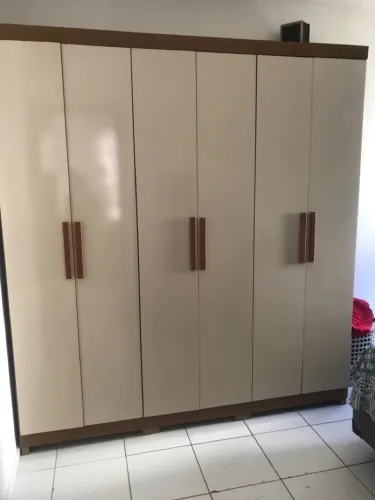 Vende-se guarda roupa novo 800