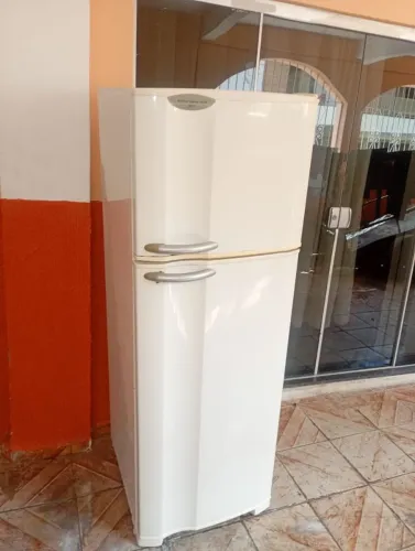 Geladeira 220v Eletrolux duplex 350Litros funcionando perfeitamente entrego