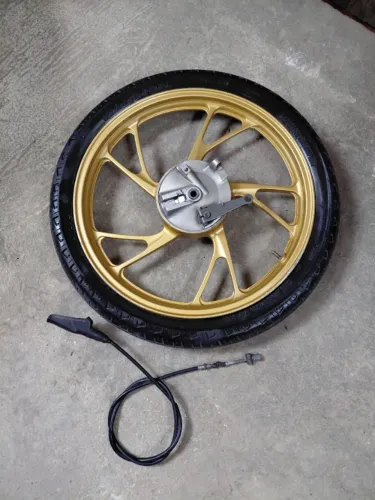 Peças usadas em ótimo estado! Roda a lona com câmera e pneu 350 Retrovisor dourado $50 o p