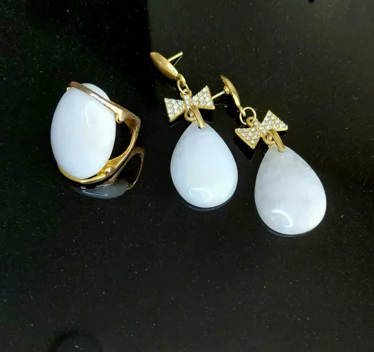 Conjunto Semijoia Gota Branca, Brincos Laço Cravejado e Anel Anatômico.