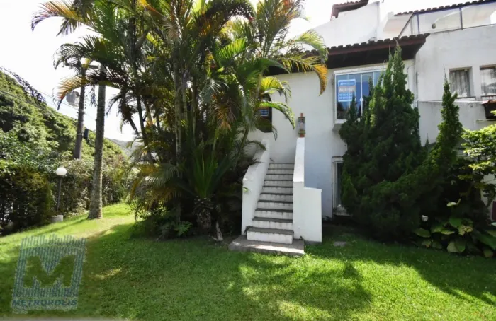 Apartamento de 2 quartos e vaga de garagem para alugar na praia Brava - Florianópolis/SC