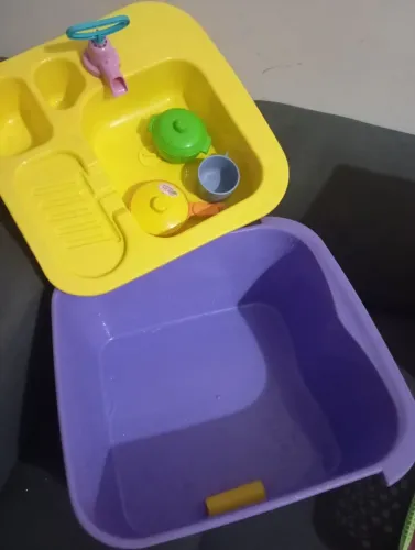Brinquedos Acqua Brink, Geladeira, uma cesta com algumas miniaturas