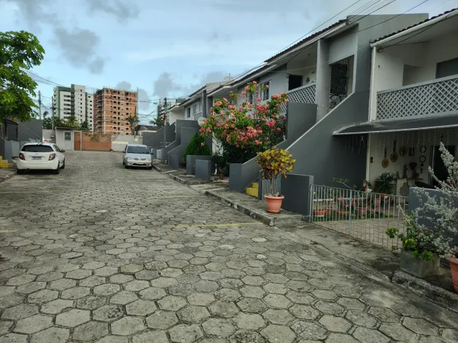 Alugo casa 2/3 qtos, condomínio fechado, com varanda, sala, coz, área serviço 