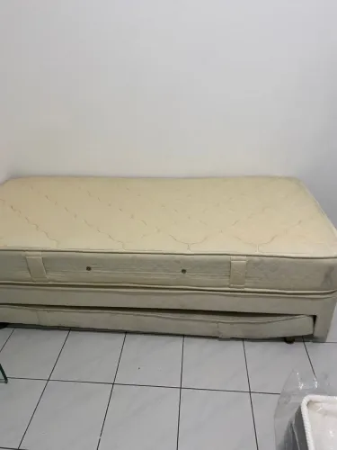 Cama de solteiro com bicama