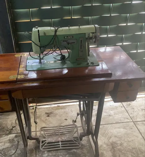 Máquina de costura com mesa e pedal, estilo vintage