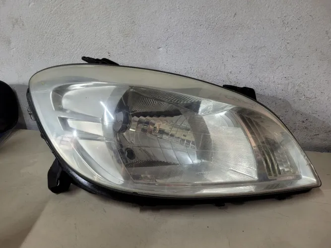 Farol esquerdo Celta Prisma 2007 a 2011