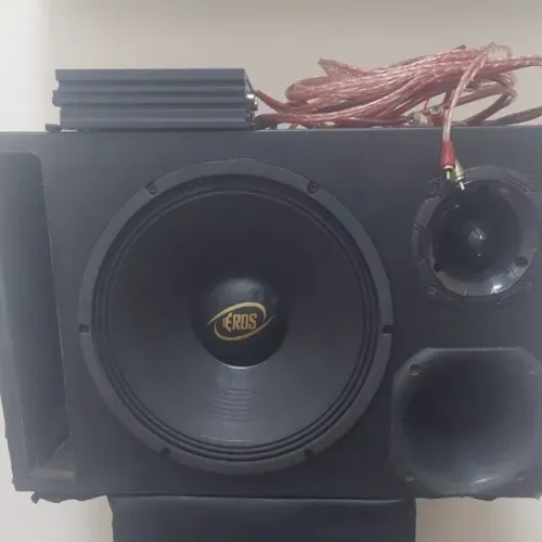 Caixa trio com amplificador e cabos