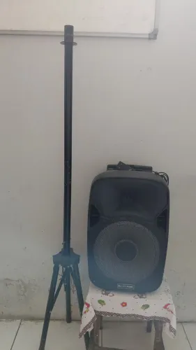 Caixa amplificada com pedestal.