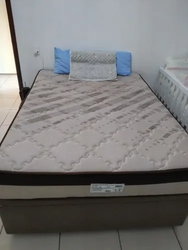 Vende-se cama de casal + baú