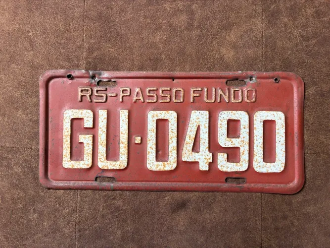 Placa antiga vermelha de caminhão - 04 números 