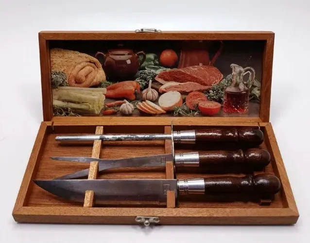 Conjunto para Churrasco, 3 (três) itens, Faca, Garfo e  Chaira, no Estojo.