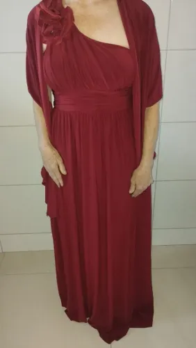 Vestido de festa Bordô de um ombro só, com broche e echarpe