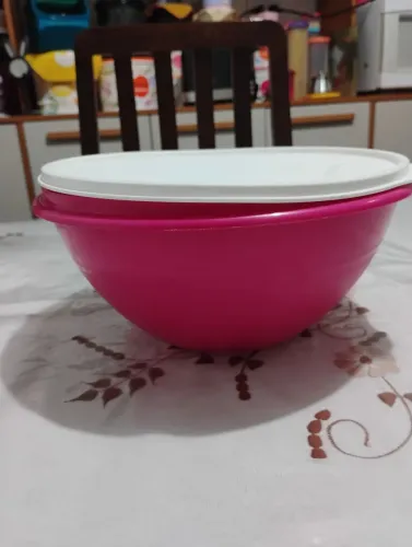 Tigela dá Tupperware usado