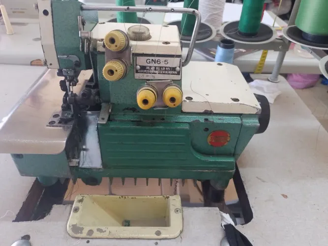 Máquina de costura interloque