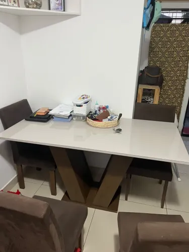 Mesa com 6 cadeiras, tampa de vidro. Em perfeito estado.