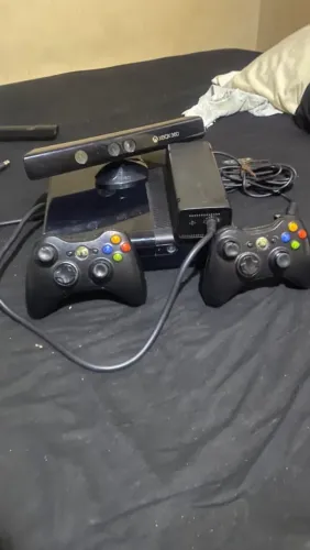 Xbox 360 super slim original com Kinect 2 controles e alguns jogos precisando de limpeza 